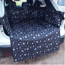 Autós védőhuzat csomagtartóba kutyáknak 185x104cm fekete mancs mintával (car-mat-black-paws) (HG016)